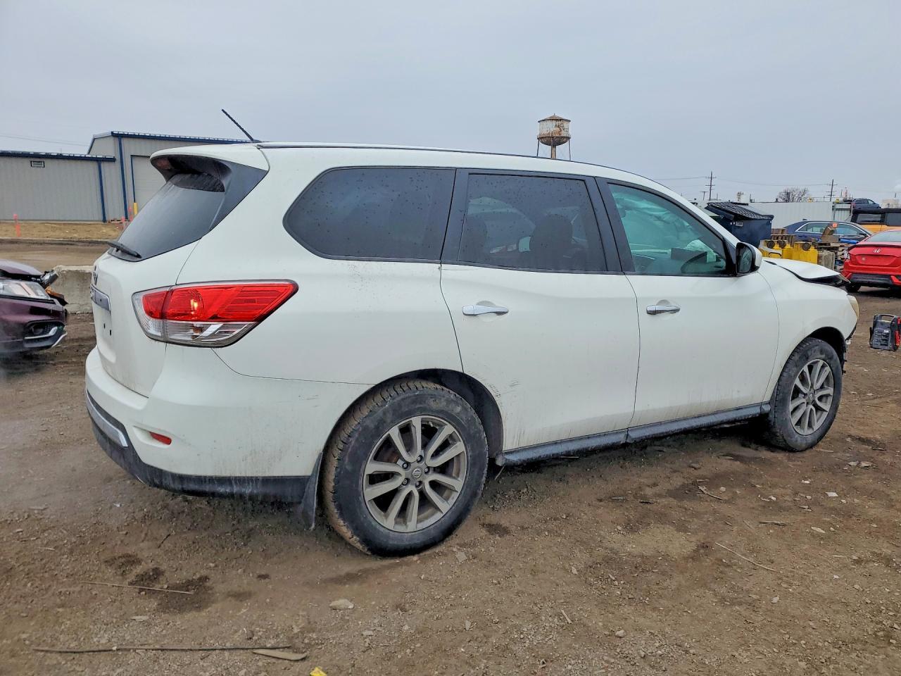2014 Nissan Pathfinder S - Image 3