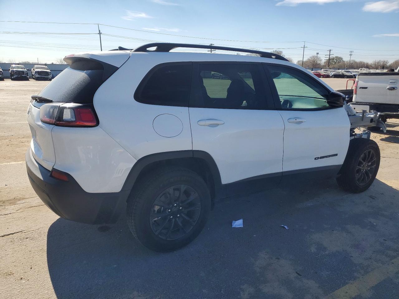 2023 Jeep Cherokee - Image 3