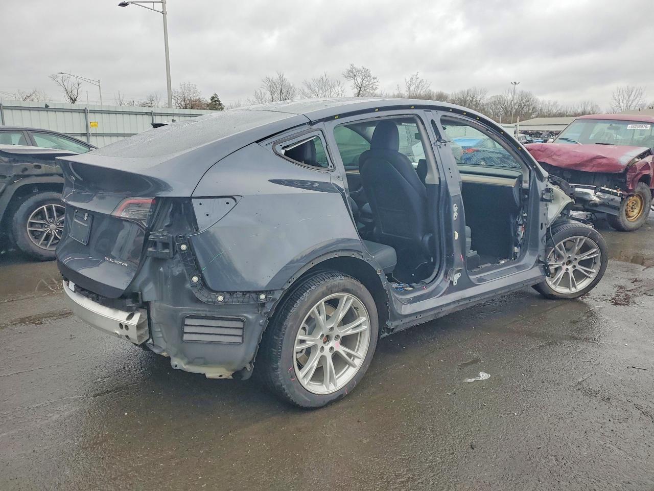 2024 Tesla Model Y - Фото 3