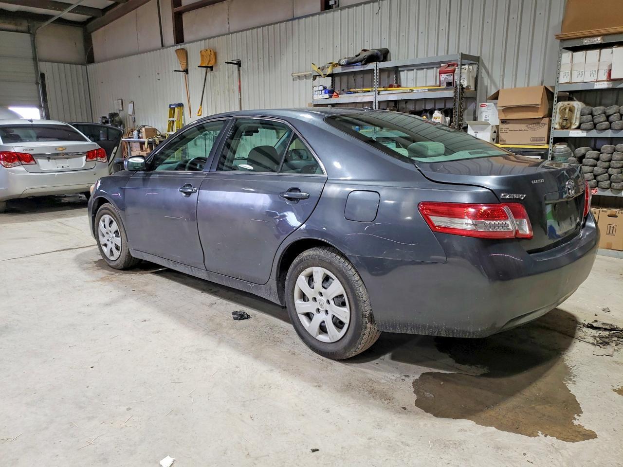 2011 Toyota Camry Le - Фото 2