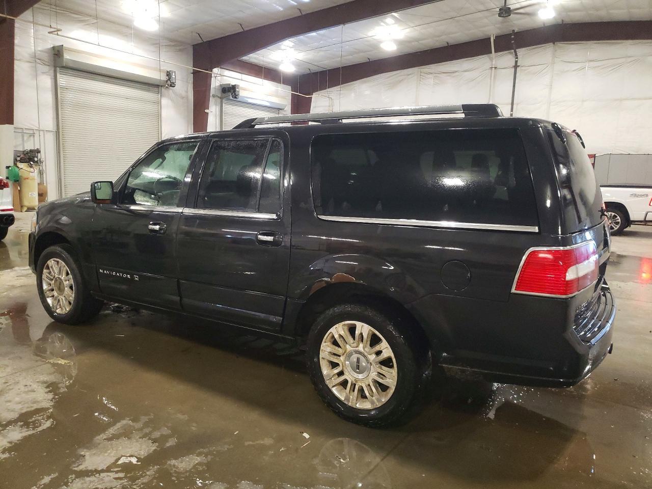 2013 Lincoln Navigator L - Image 2