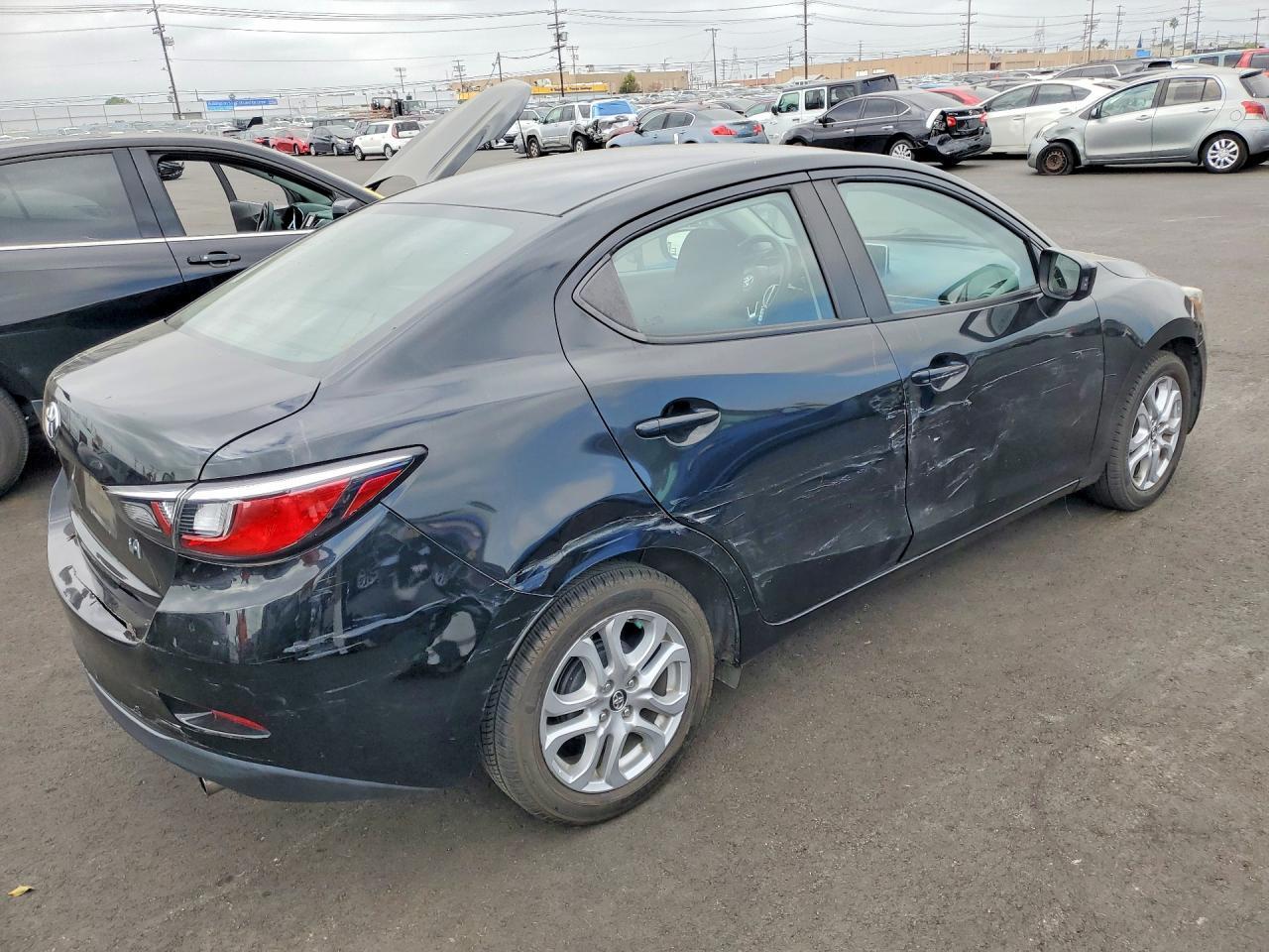 2017 Toyota Yaris Ia Base - Image 3
