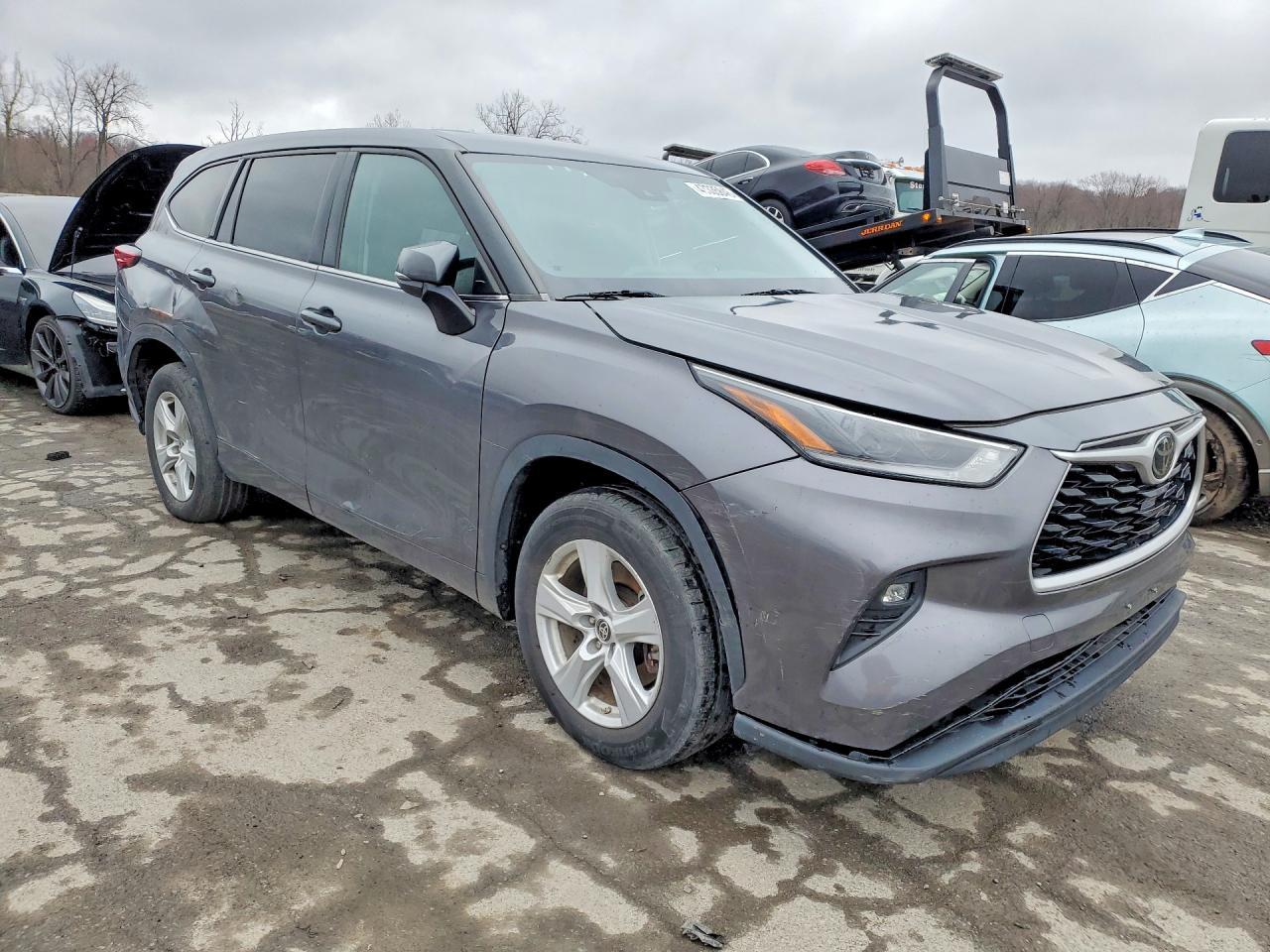 2021 Toyota Highlander Le - Image 4
