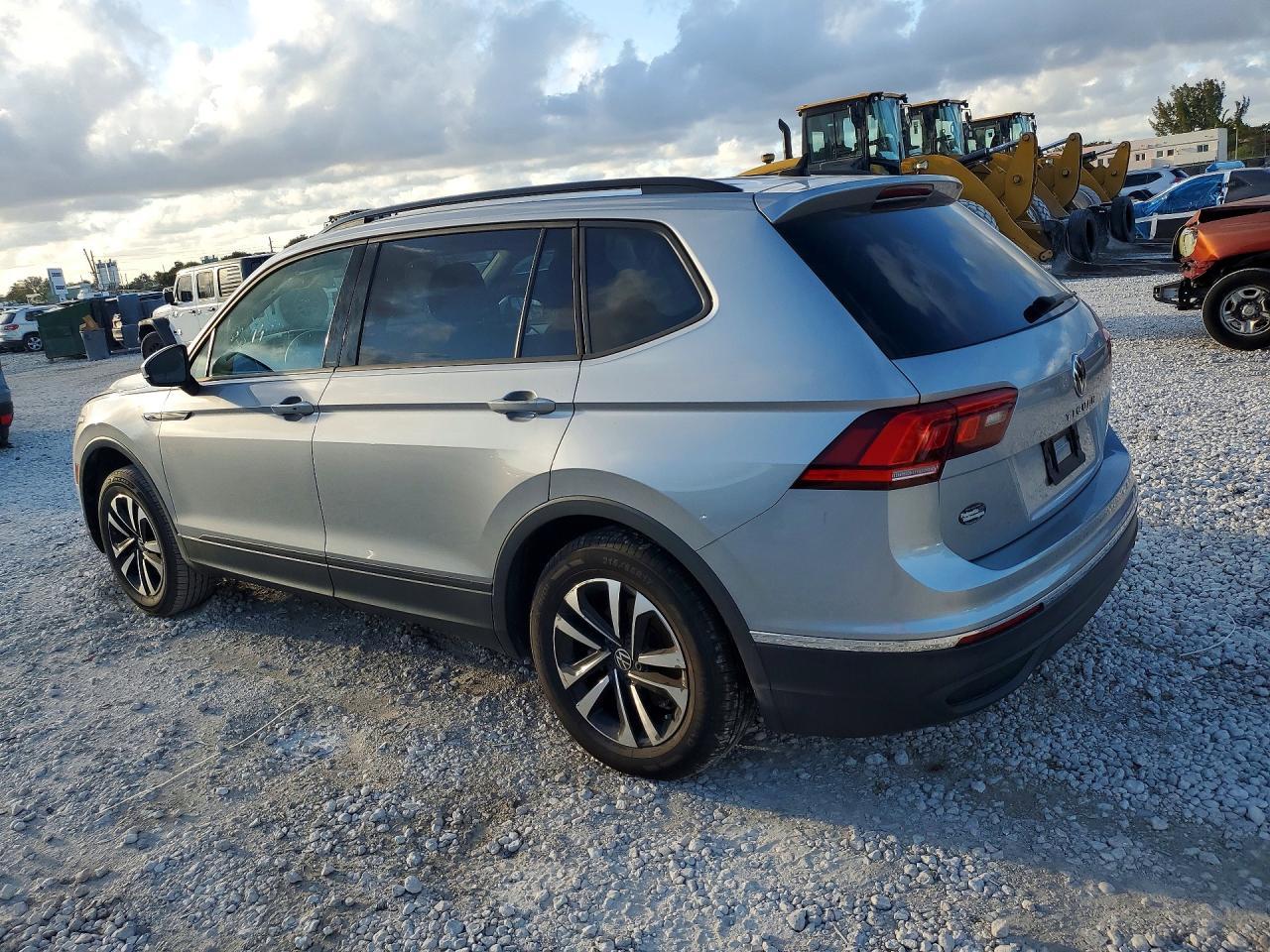2022 Volkswagen Tiguan S - Фото 2