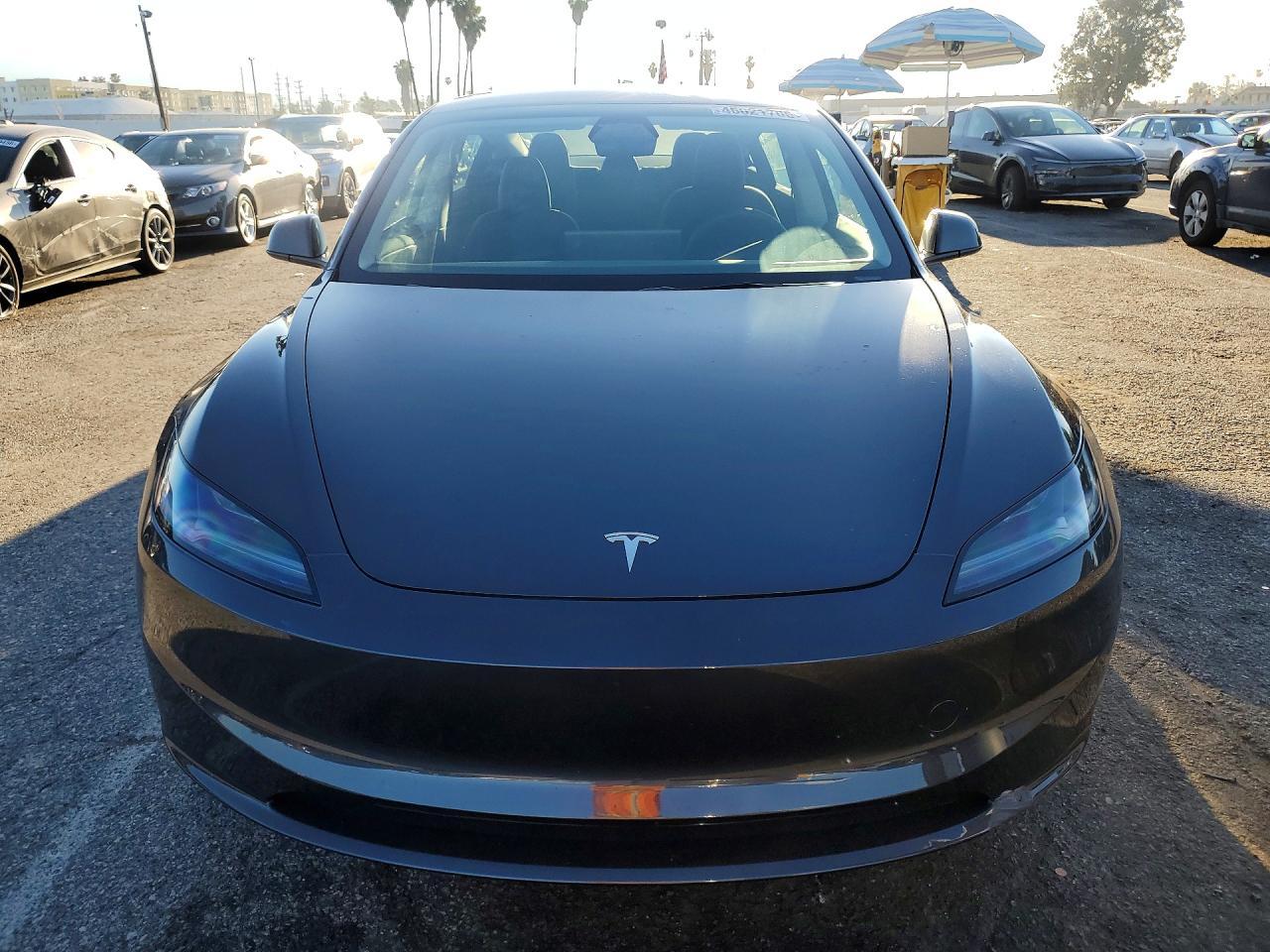 2025 Tesla Model 3 - Фото 5