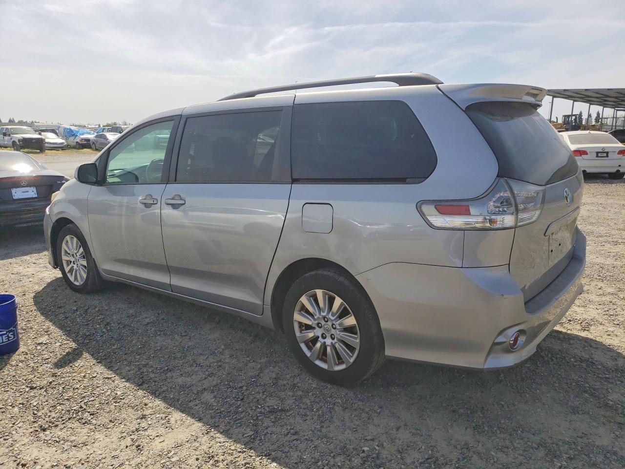 2012 Toyota Sienna Le 7-Passenger - Image 2