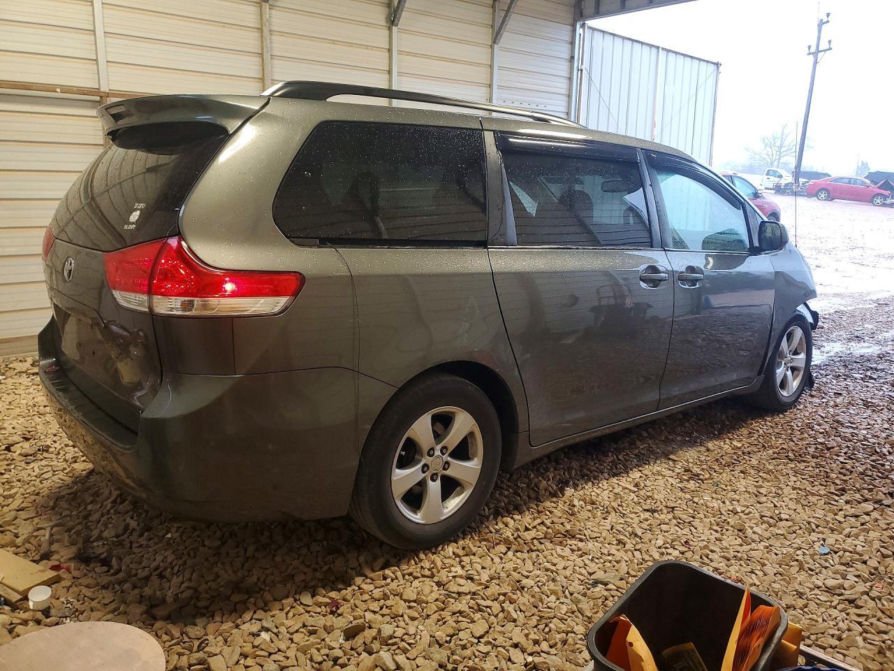 2011 Toyota Sienna Le 8-Passenger - Фото 3