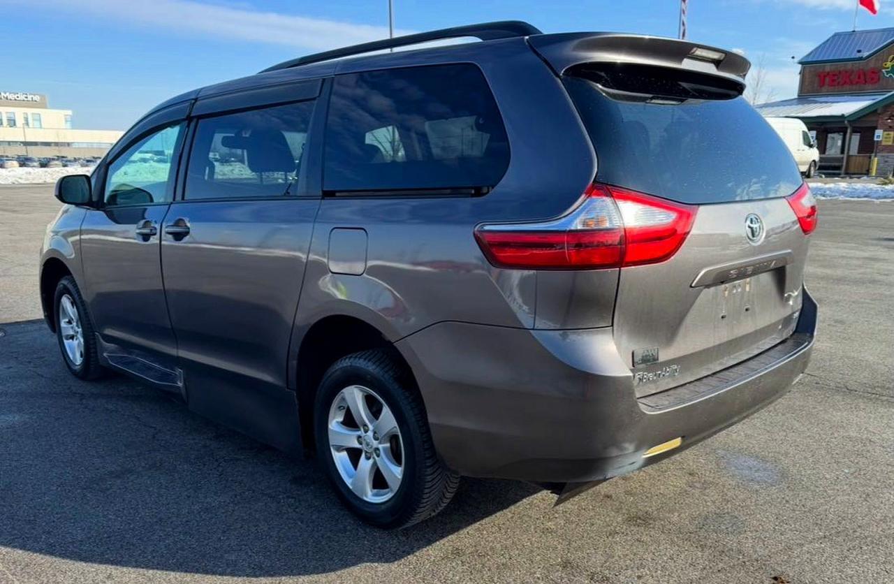 2016 Toyota Sienna Le Mobility 7-Passenger - Image 3