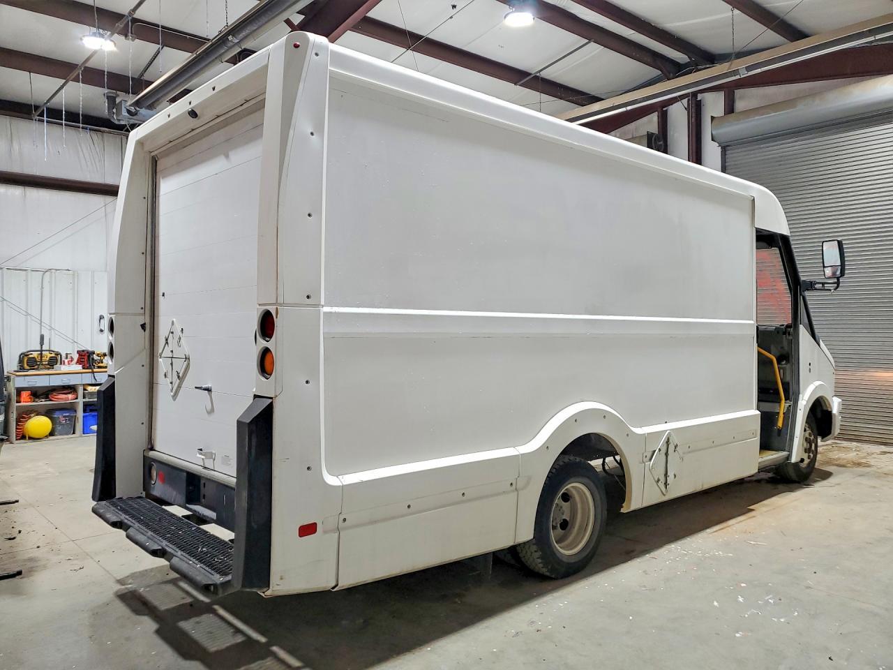 2016 Isuzu Npr - Image 3