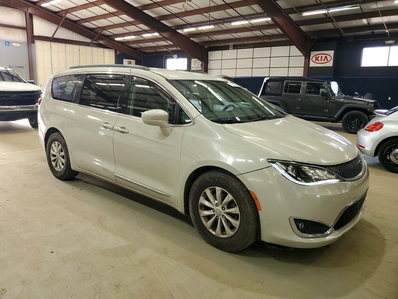 2017 Chrysler Pacifica Touring L - Фото 4