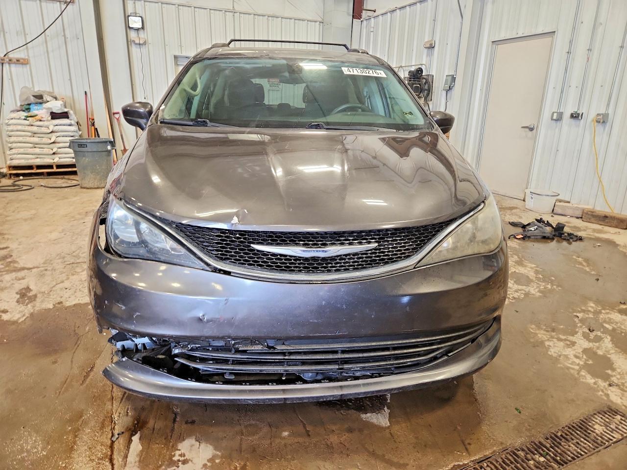 2017 Chrysler Pacifica Touring - Image 5