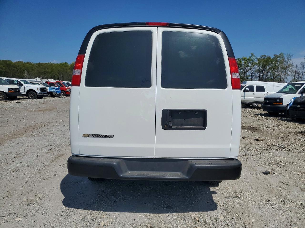 2025 Chevrolet Express 3500 Cargo Delivery Van - Фото 6