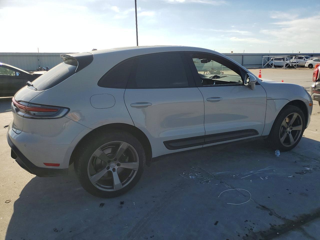2024 Porsche Macan Base - Image 3