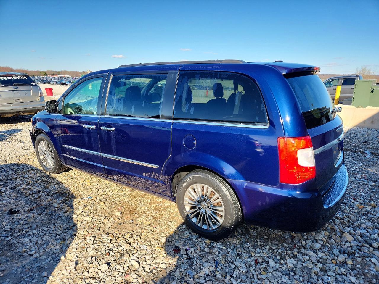 2013 Chrysler Town & Country Touring L - Фото 2