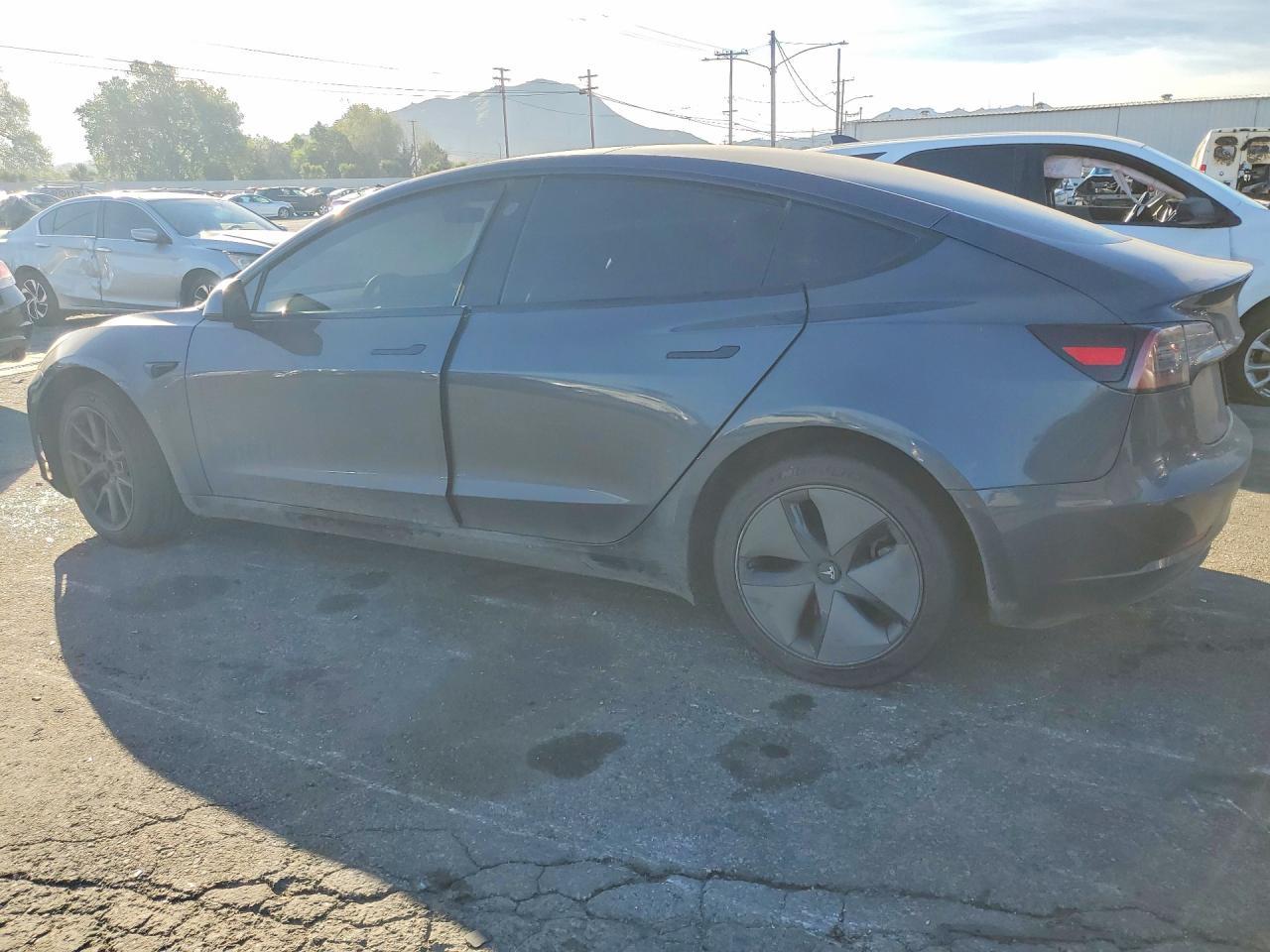 2023 Tesla Model 3 - Фото 2
