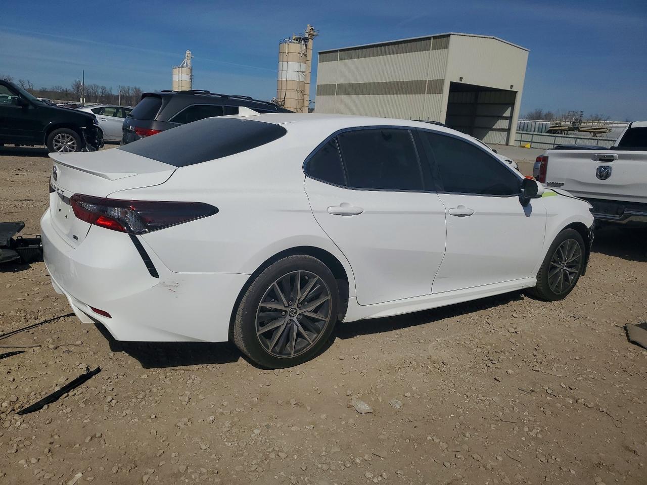 2024 Toyota Camry Se - Фото 3