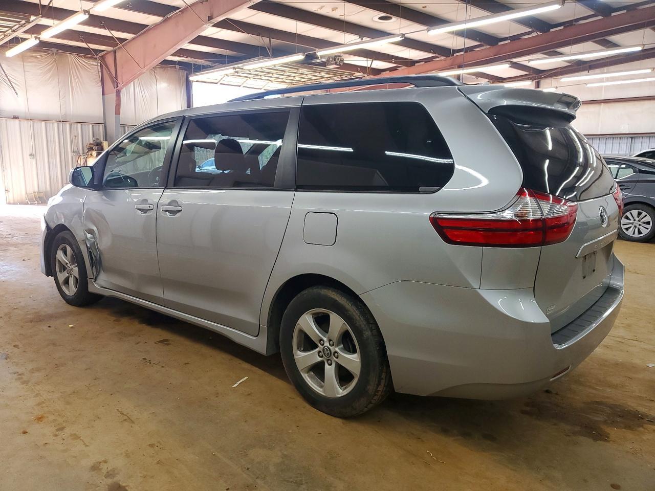 2019 Toyota Sienna Le 8-Passenger - Image 2