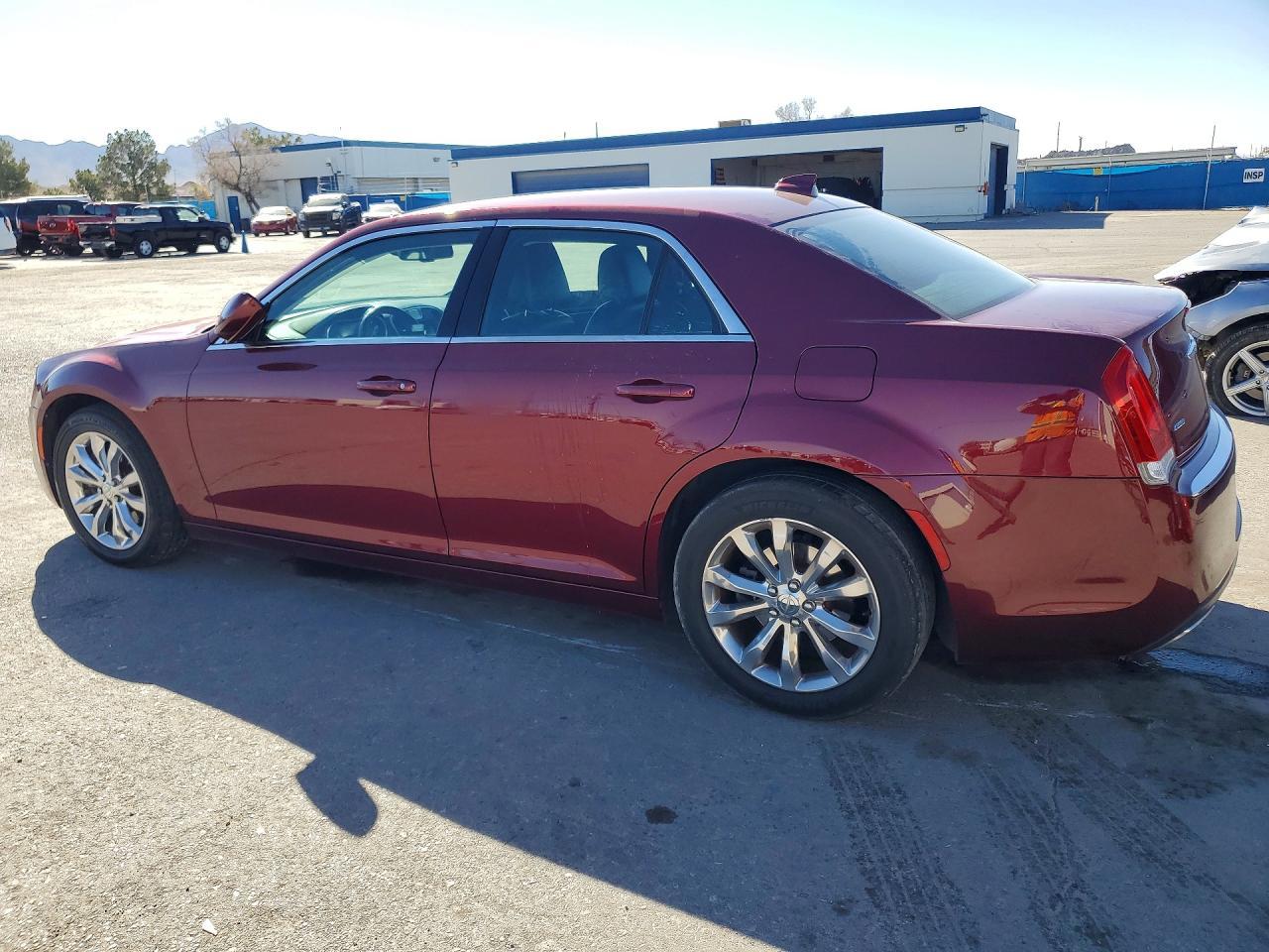 2016 Chrysler 300 Limited - Фото 2