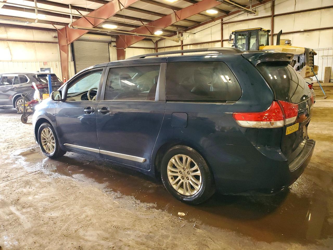 2012 Toyota Sienna Xle 8-Passenger - Фото 2