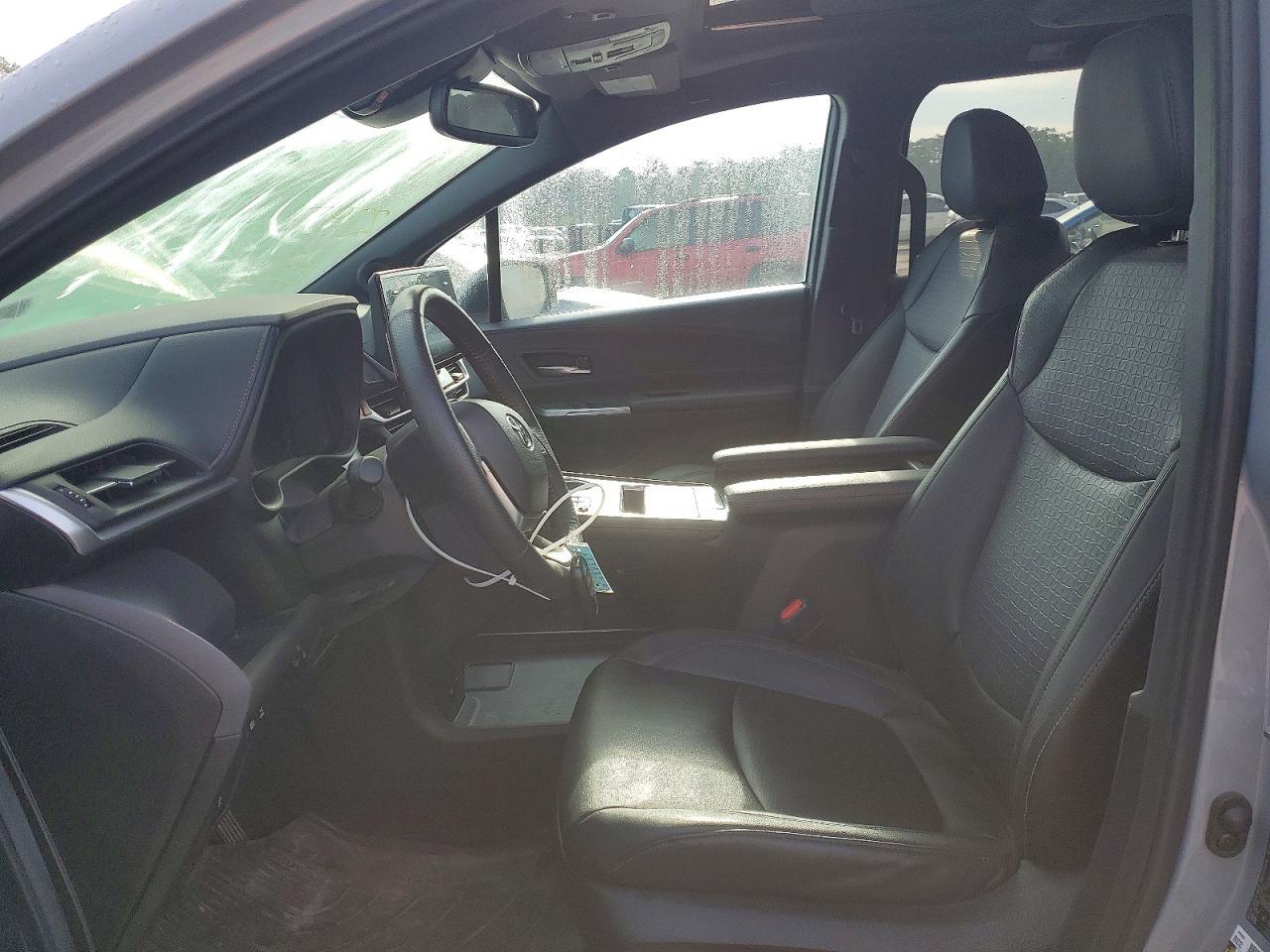 2024 Toyota Sienna Woodland Edition - Image 7