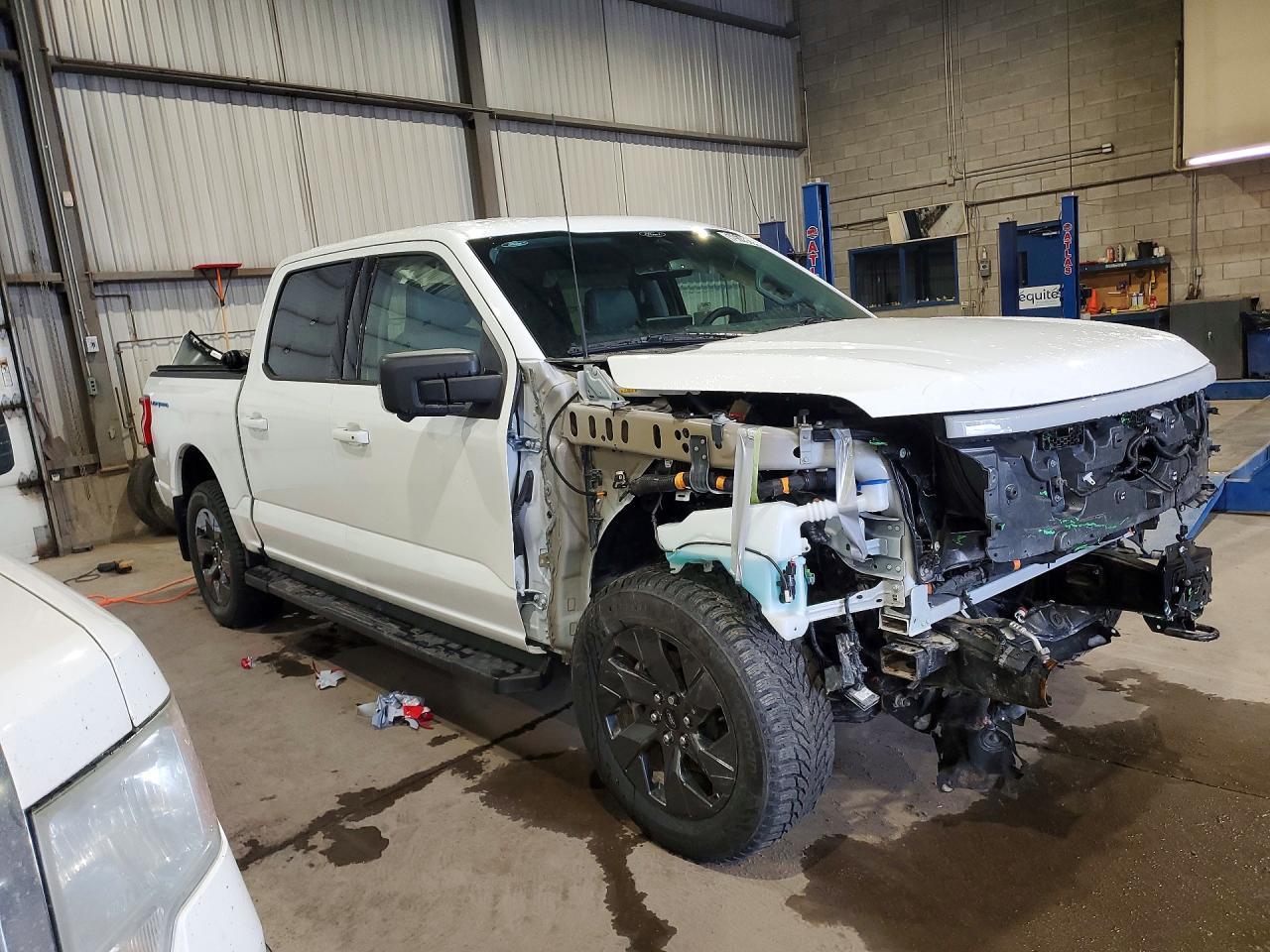 2025 Ford F150 Lightning Xlt - Фото 4