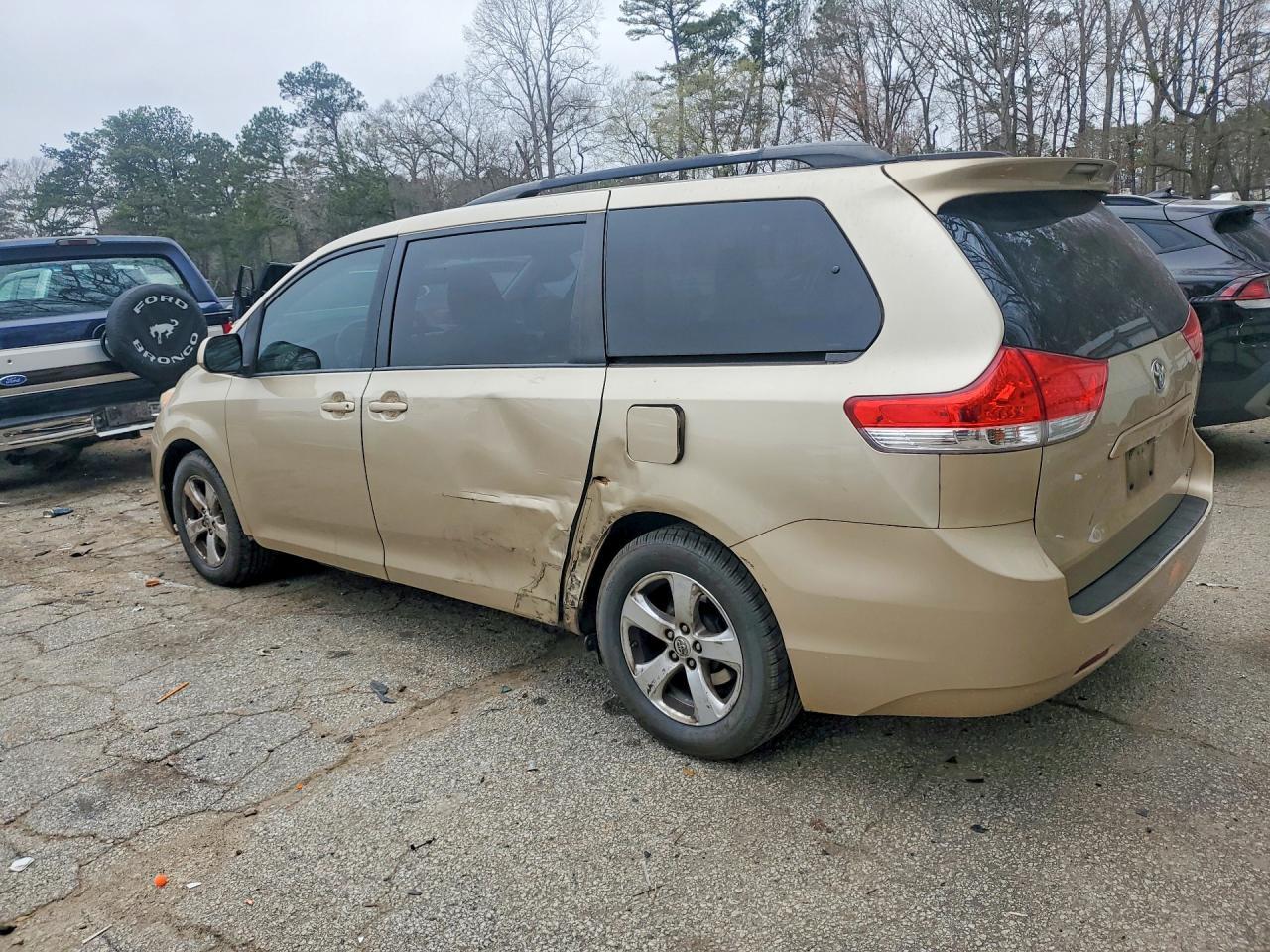 2014 Toyota Sienna Le 8-Passenger - Фото 2