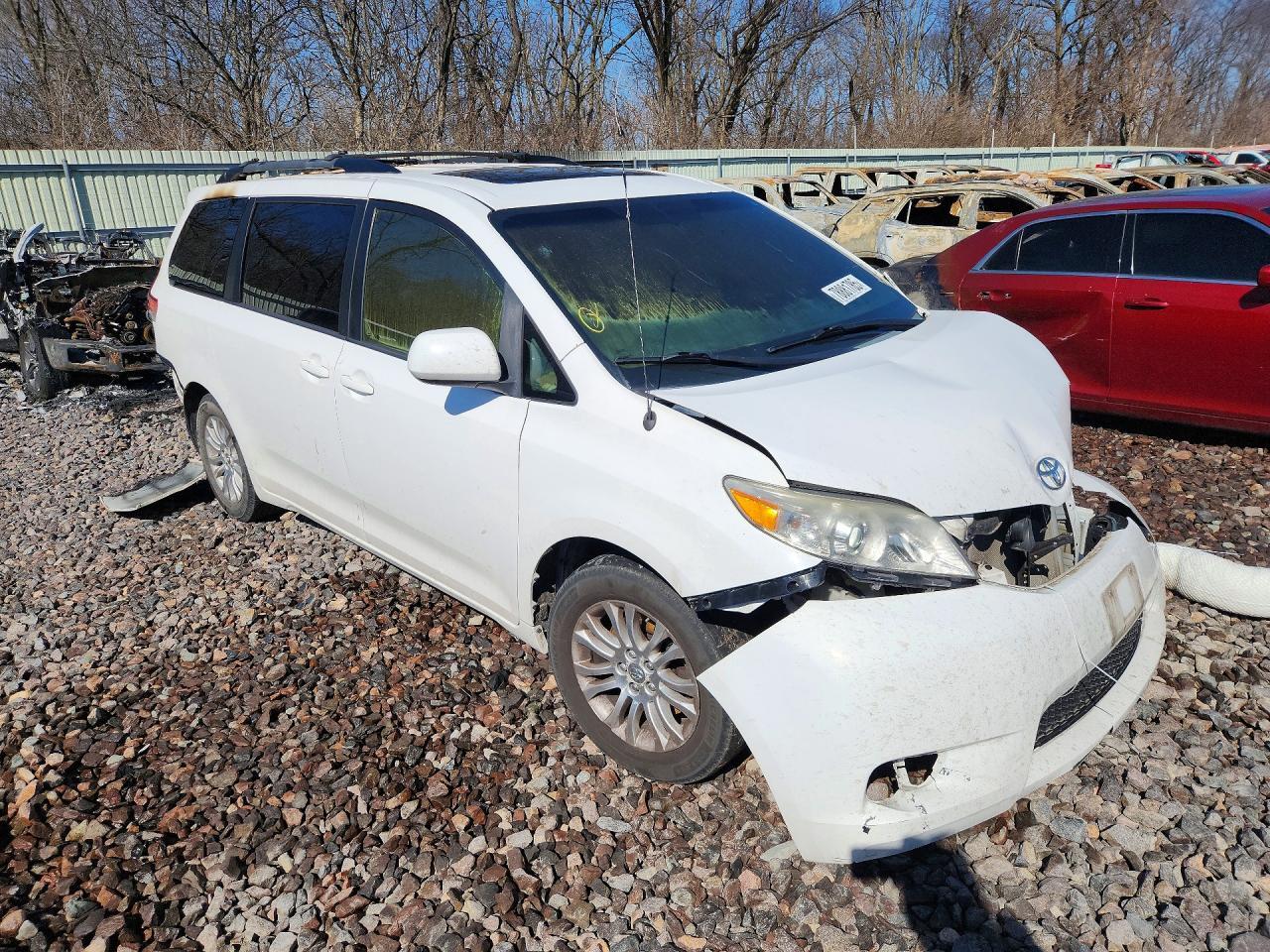 2014 Toyota Sienna Xle 8-Passenger - Image 4