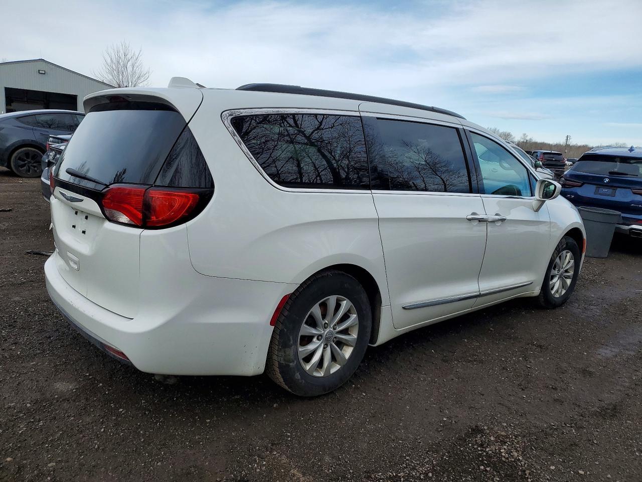 2017 Chrysler Truck/Van Pacifica Touring-L - Фото 3