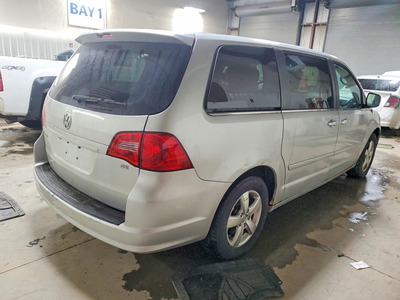 2010 Volkswagen Routan Se - Фото 3