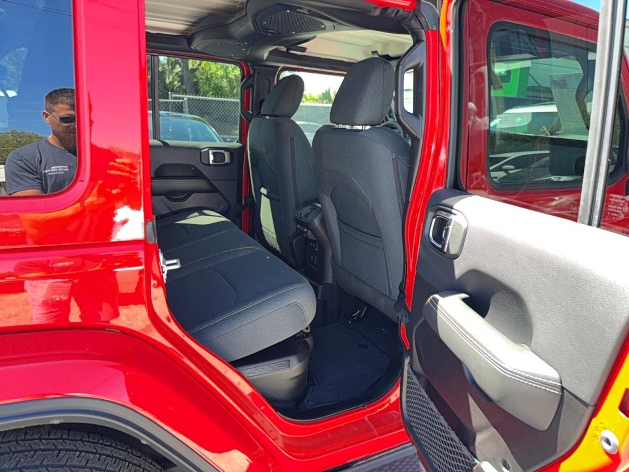 2025 Jeep Wrangler Sahara 4Xe - Фото 6