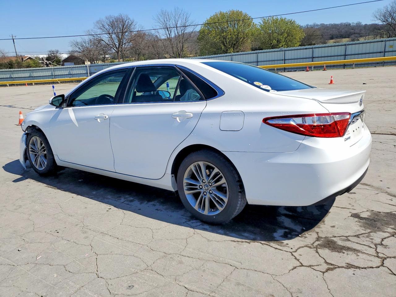 2016 Toyota Camry Se - Фото 2