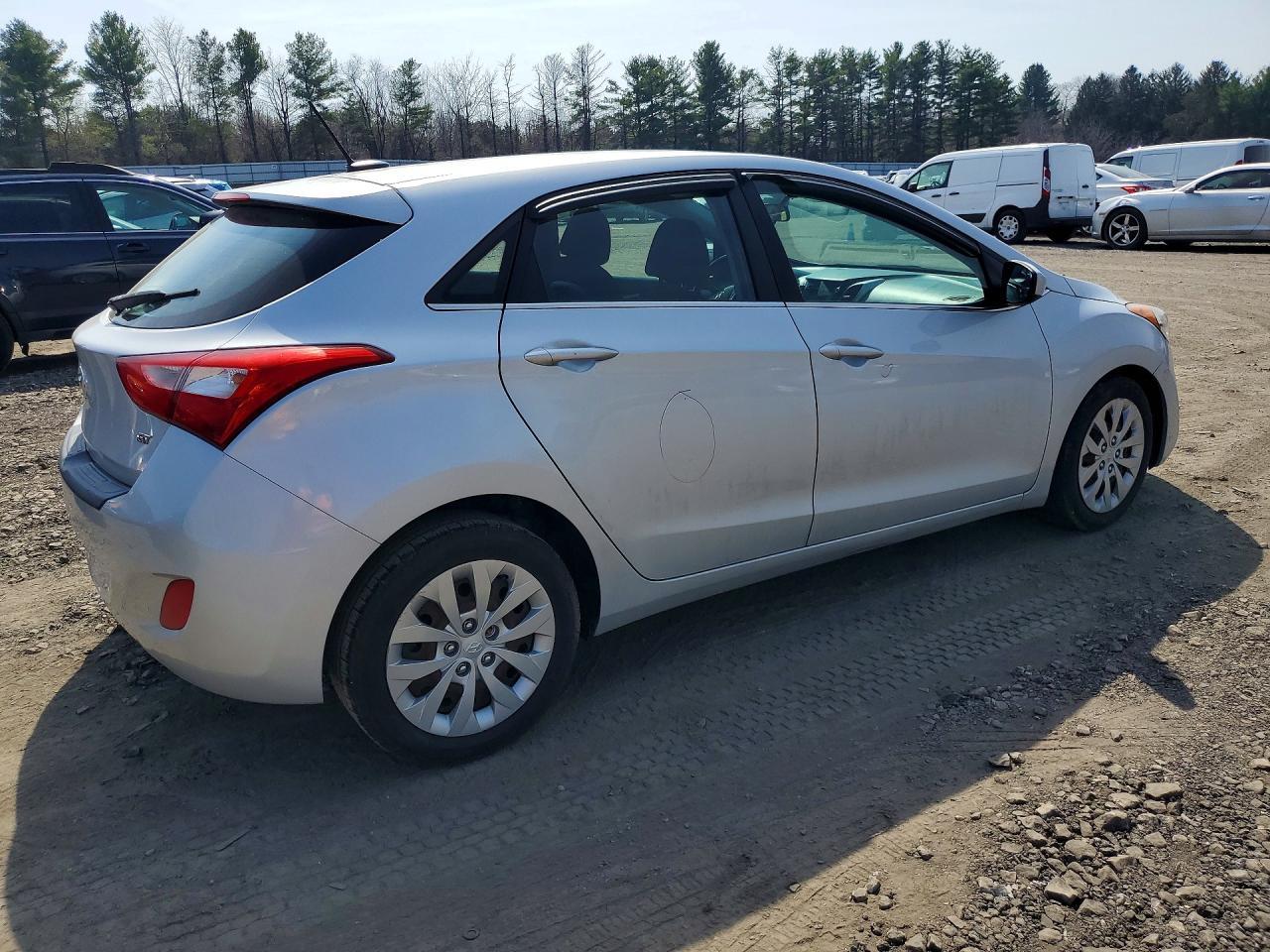 2016 Hyundai Elantra Gt Base - Image 3
