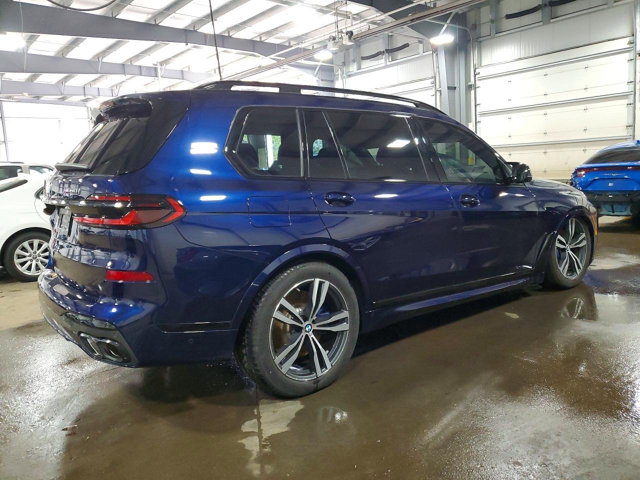 2025 BMW X7 M60I - Фото 3