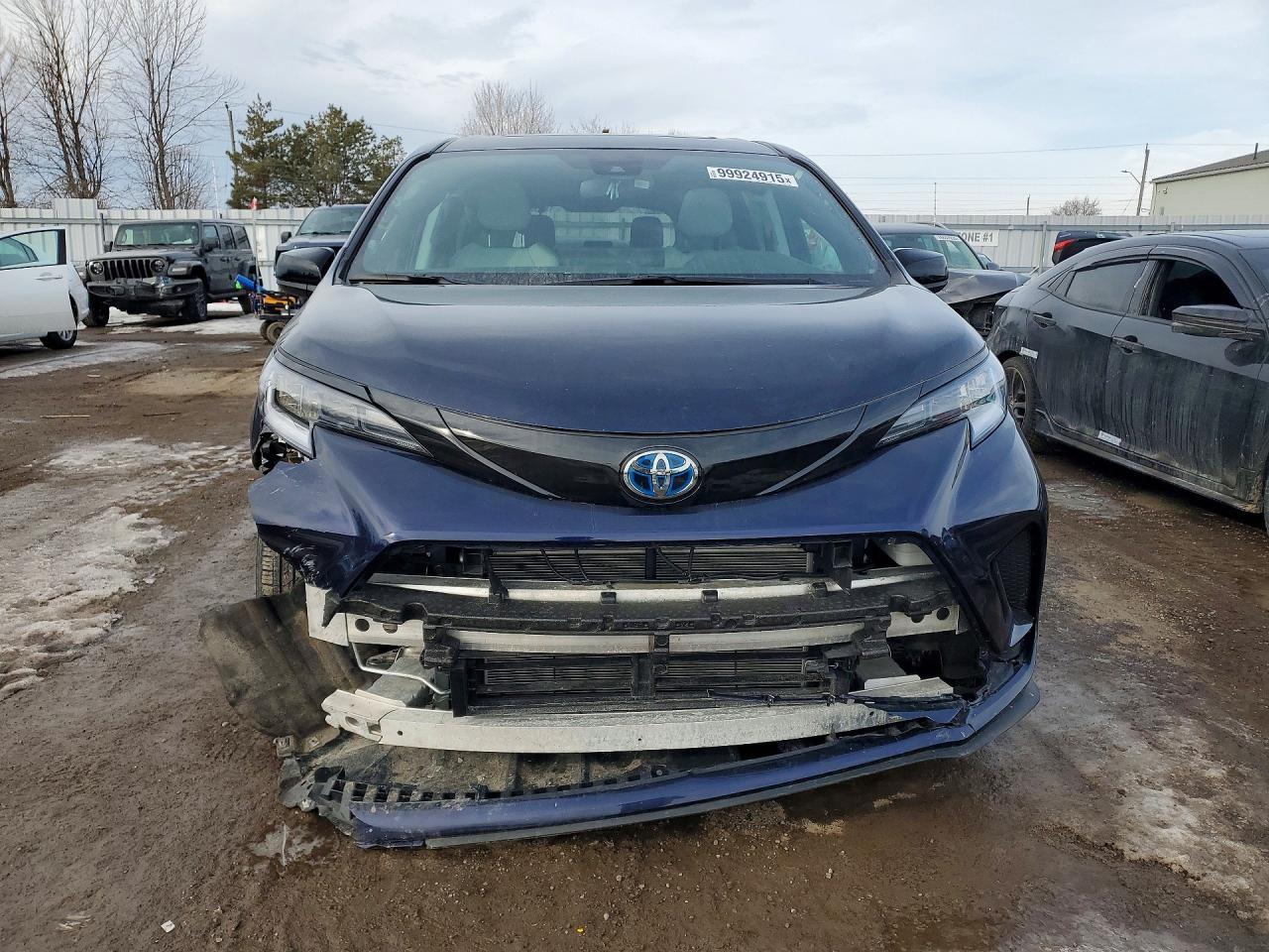 2025 Toyota Sienna Le - Image 5