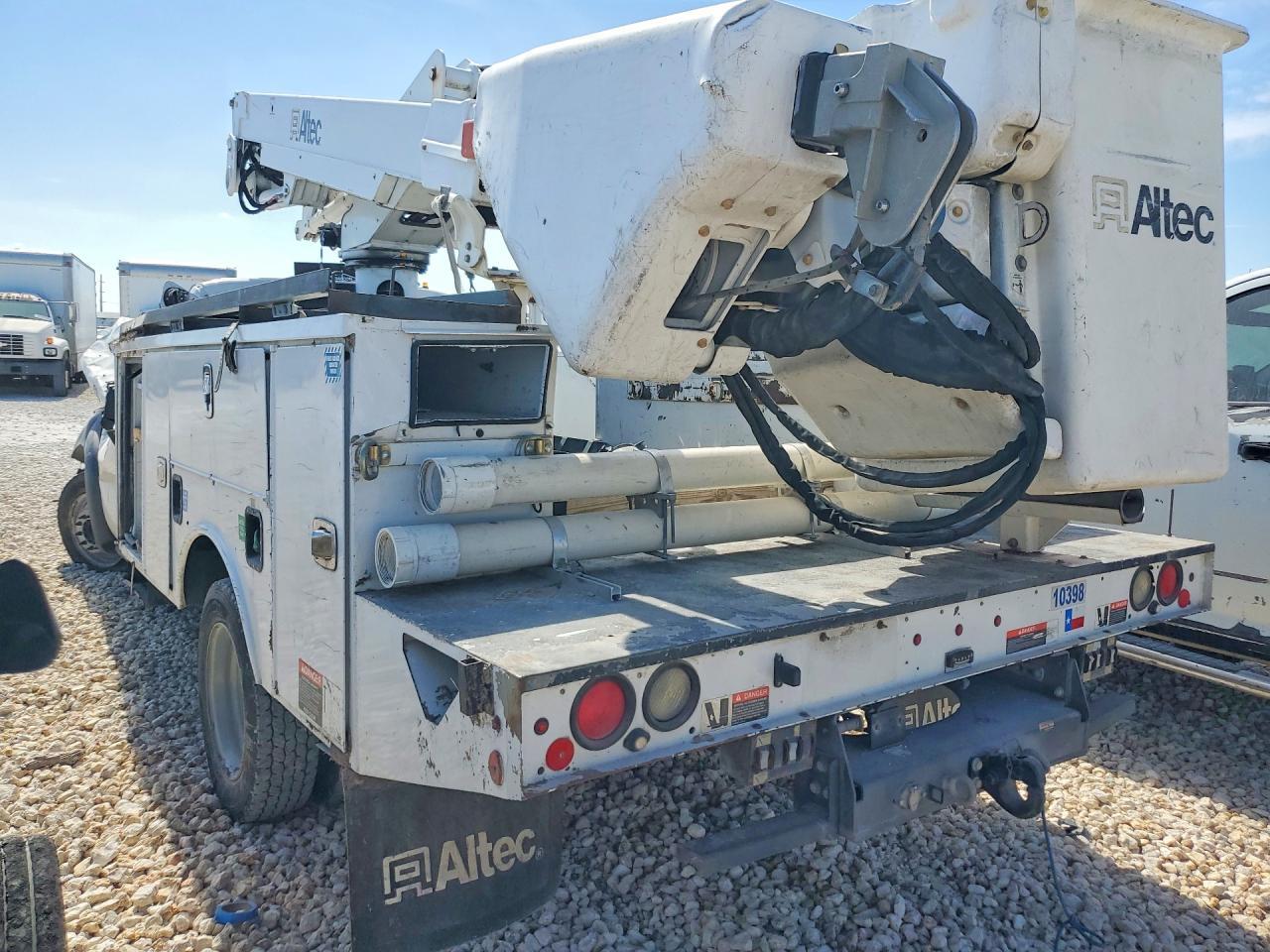 2016 Ford F-550 Bucket Truck - Image 2