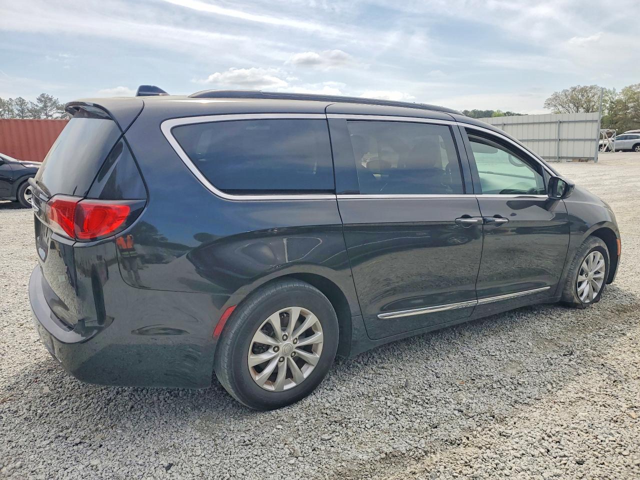 2017 Chrysler Pacifica Touring L - Фото 3