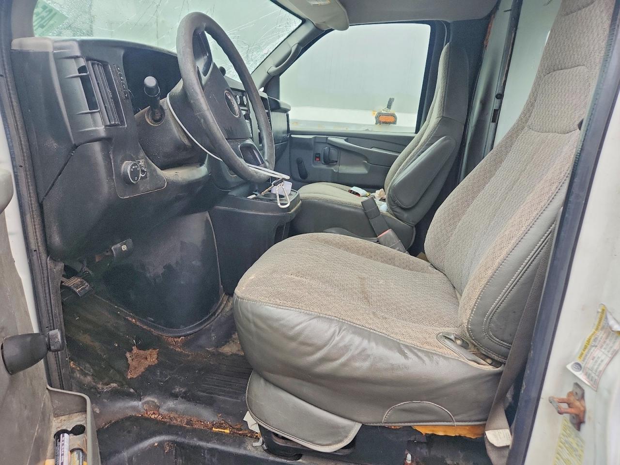2009 GMC Savana Cutaway G3500 - Image 7