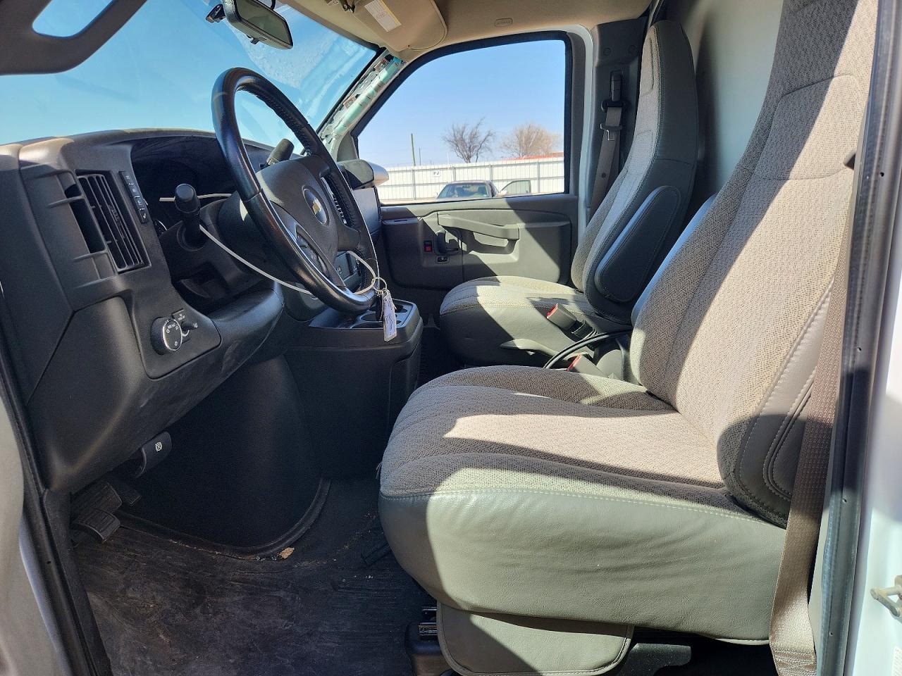 2023 Chevrolet Express G3500 Box Truck - Фото 7