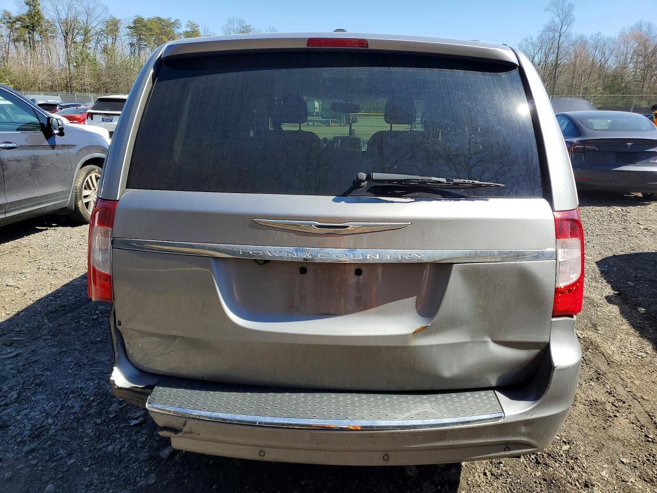 2014 Chrysler Town & Country Touring L - Image 6