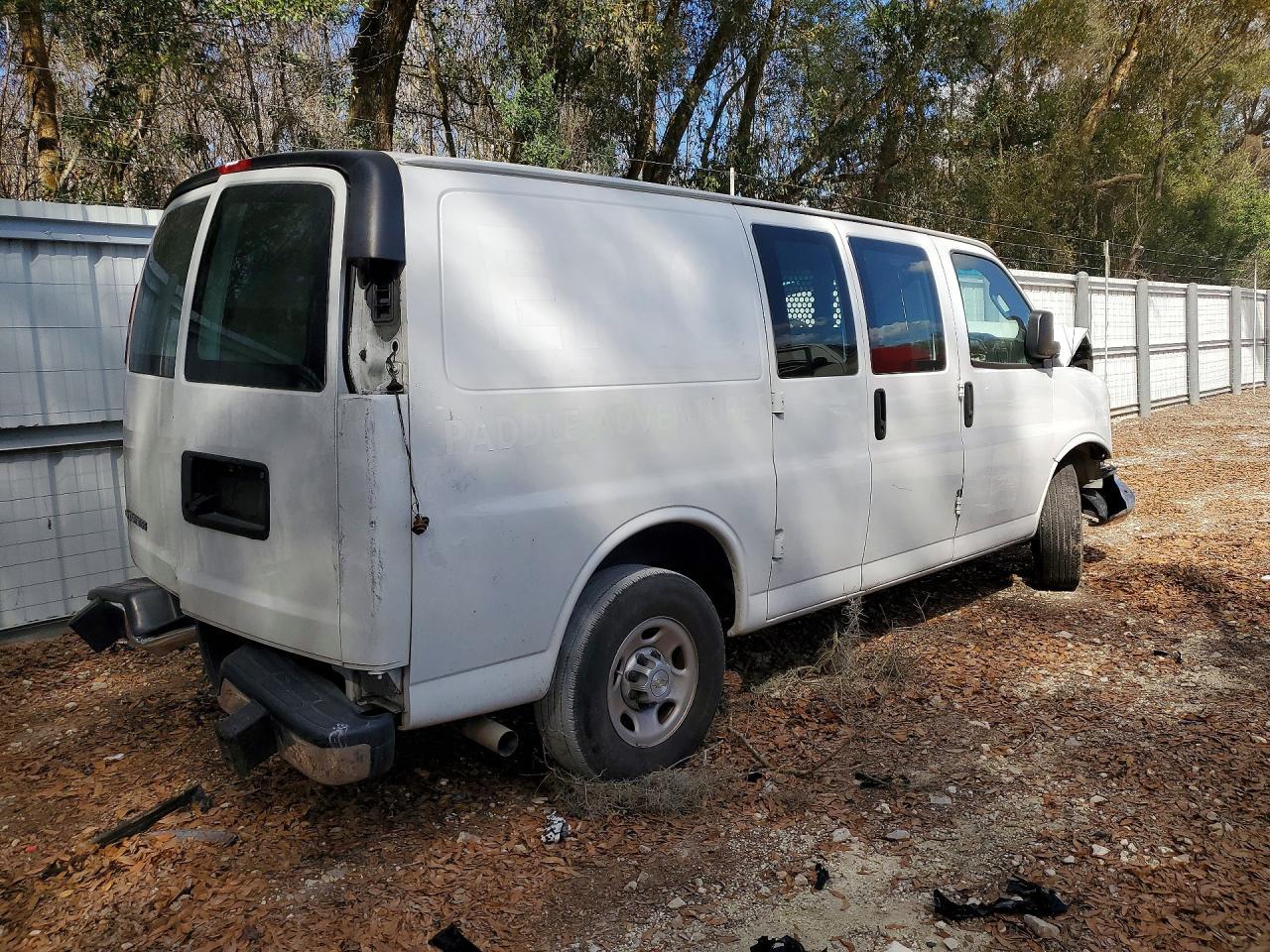 2022 Chevrolet Express G2500 - Фото 3