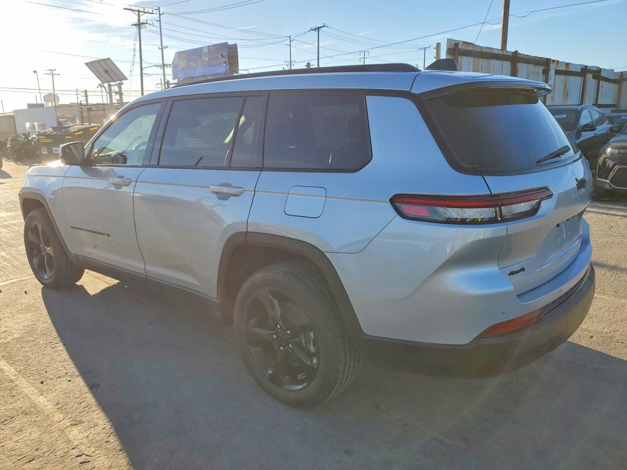 2023 Jeep Grand Cherokee L Laredo - Image 2