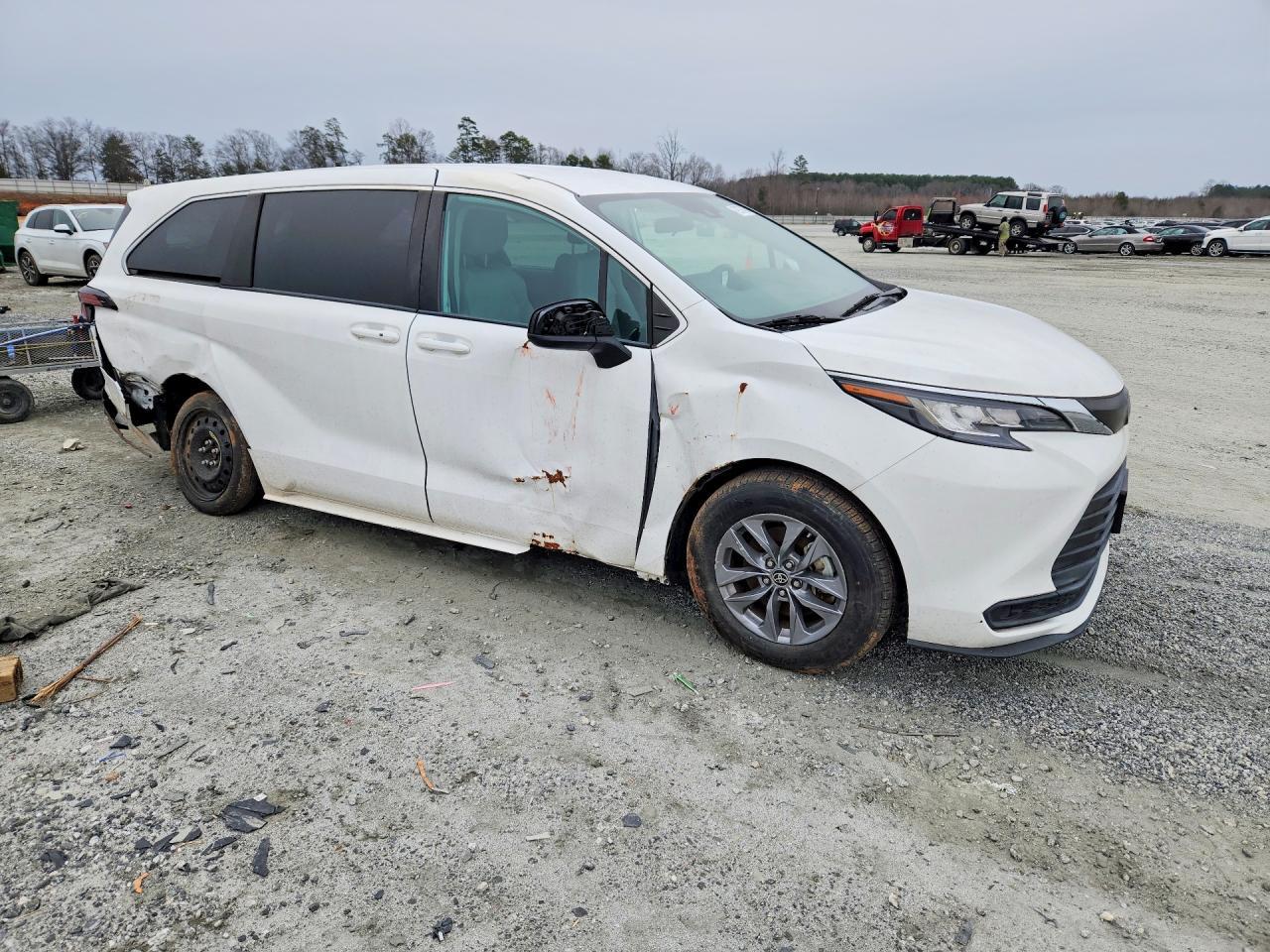 2022 Toyota Sienna Le 8-Passenger - Фото 4