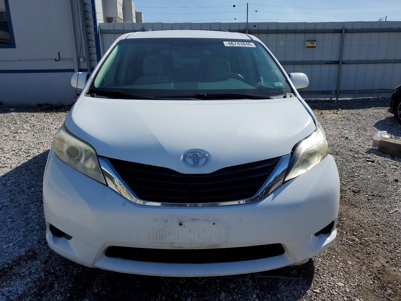 2012 Toyota Sienna Le 8-Passenger - Фото 5