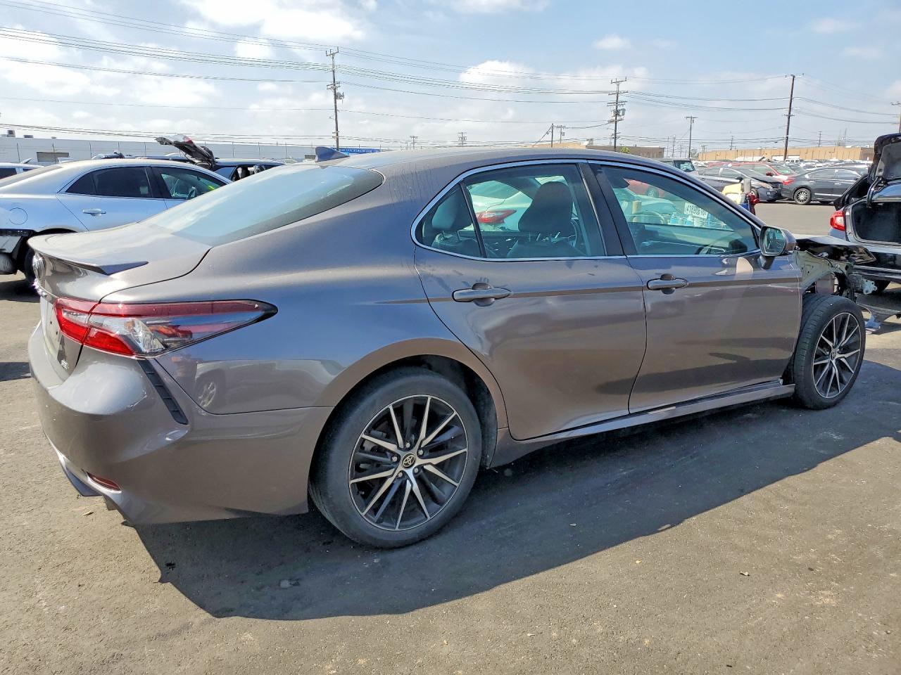 2022 Toyota Camry Se - Фото 3