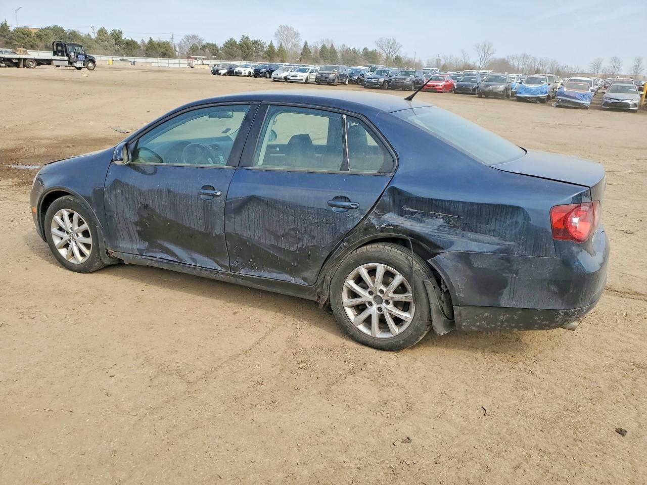 2010 Volkswagen Jetta Limited - Image 2