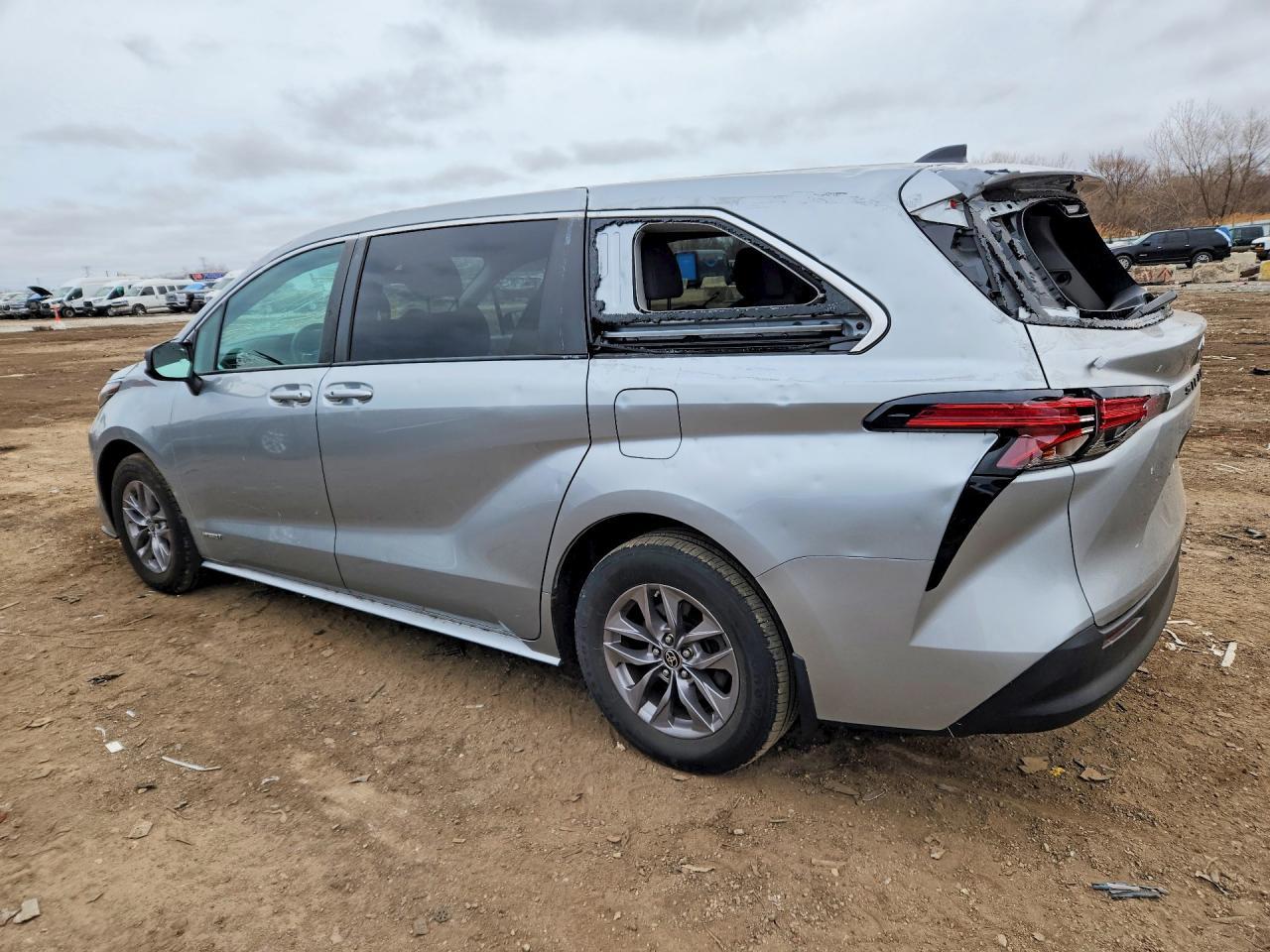 2021 Toyota Sienna Le 8-Passenger - Фото 2