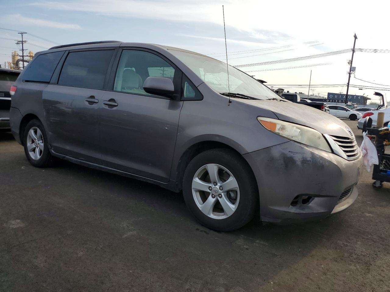 2011 Toyota Sienna Le 8-Passenger - Фото 4