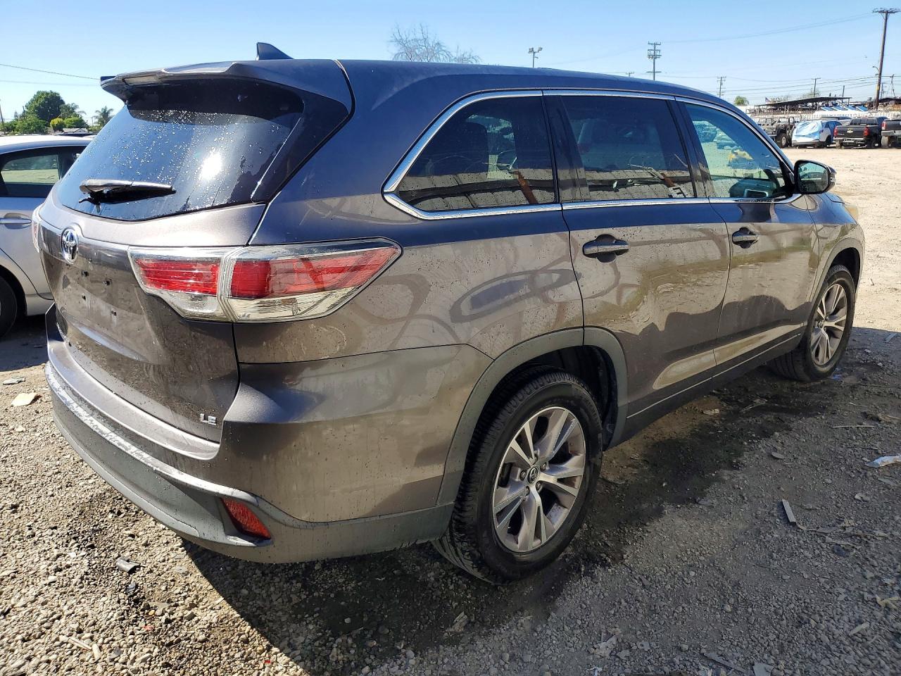 2016 Toyota Highlander Le Plus - Image 3