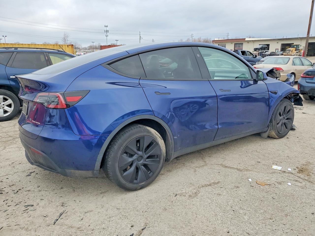 2025 Tesla Model Y - Фото 3