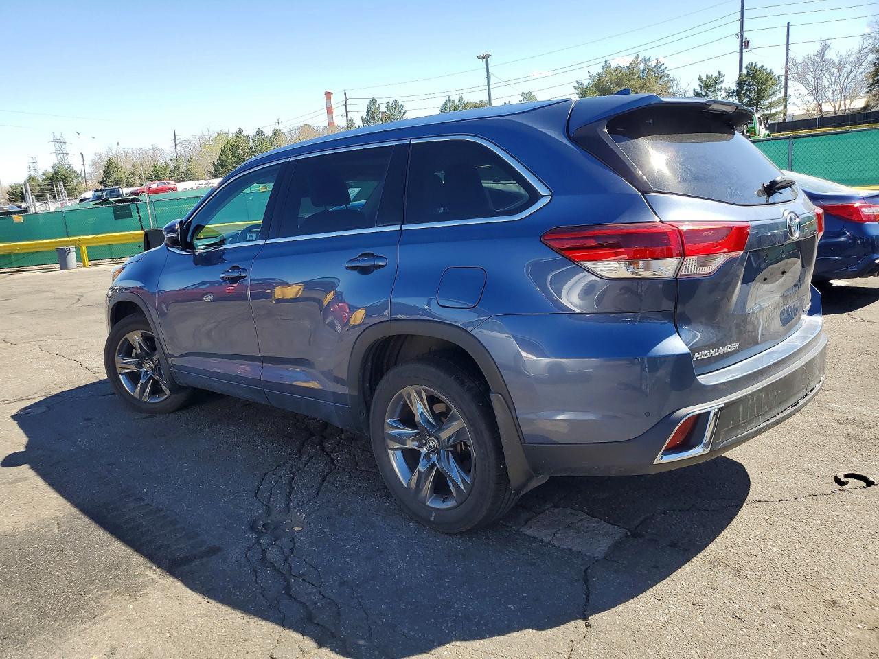 2018 Toyota Highlander Limited Platinum - Image 2